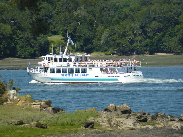 Bateau de croisière sur l'eau