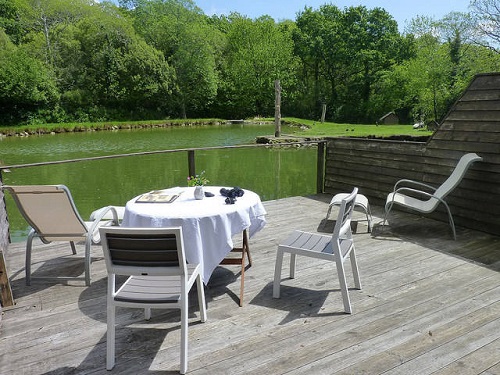 Photo de la terrase avec salon de jardin